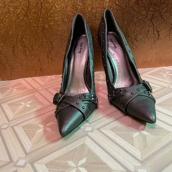 Spring heels - Picture 1 of 3